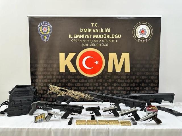 İzmir'de Kafes Operasyonu kapsamında 27 zanlı yakalandı