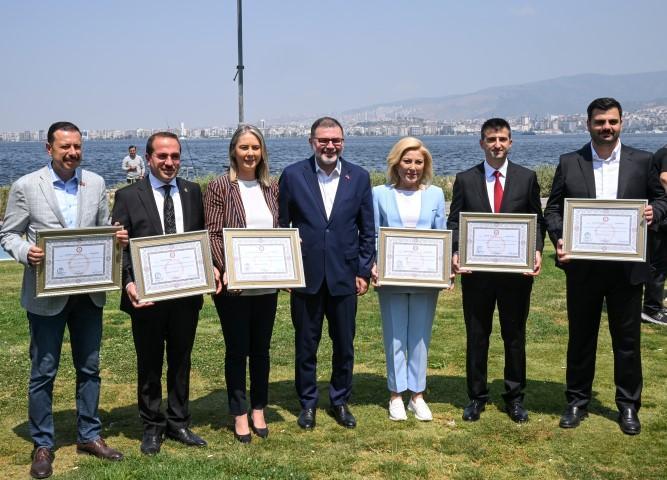 28. Dönem Milletvekili Genel Seçimi'nde AK Parti'den seçilen İzmir milletvekilleri, mazbatalarını aldı. Mazbatalarını alan milletvekilleri Eyyüp Kadir İnan (sağda), Mahmut Atilla Kaya (solda), Şebnem Bursalı (sağ 3), Mehmet Ali Çelebi (sağ 2), Yaşar Kırkpınar (sol 2), Ceyda Bölünmez Çankırı (sol 2) ve AK Parti İl Başkanı Bilal Saygılı (ortada), basın mensuplarına poz verdi. ( Mehmet Emin Mengüarslan - Anadolu Ajansı )