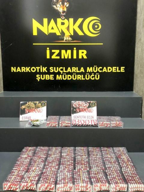 İzmir'de geçen hafta düzenlenen uyuşturucu operasyonlarında yakalanan 94 şüpheliden 27'si tutuklandı. Adreslerdeki aramalarda 1 kilo 661 gram kokain, 931 gram esrar, 714 gram eroin, 12 bin 808 sentetik ecza, 1111 uyarıcı hap, çeşitli tür ve miktarda satışa hazır hale getirilmiş uyuşturucu madde, 6 hassas terazi, 4 tüfek, 6 tabanca, 72 tabanca ve tüfek fişeği ile suçtan elden edilen 23 bin 640 lira ele geçirildi. ( İzmir Emniyet Müdürlüğü - Anadolu Ajansı )