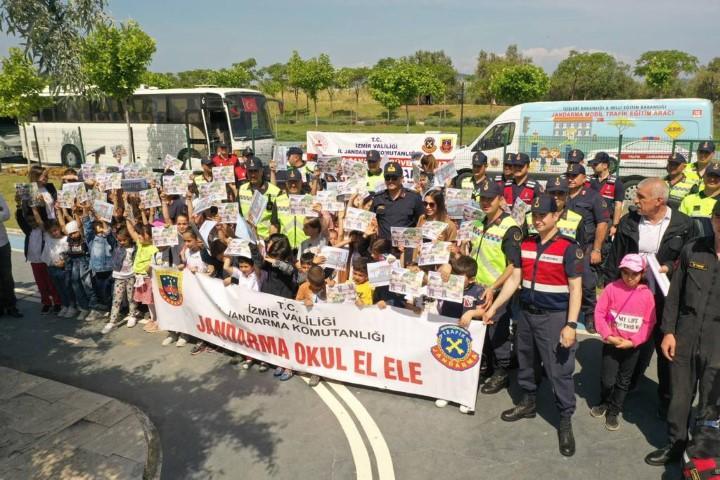 İzmir'de jandarmadan öğrencilere trafik eğitimi