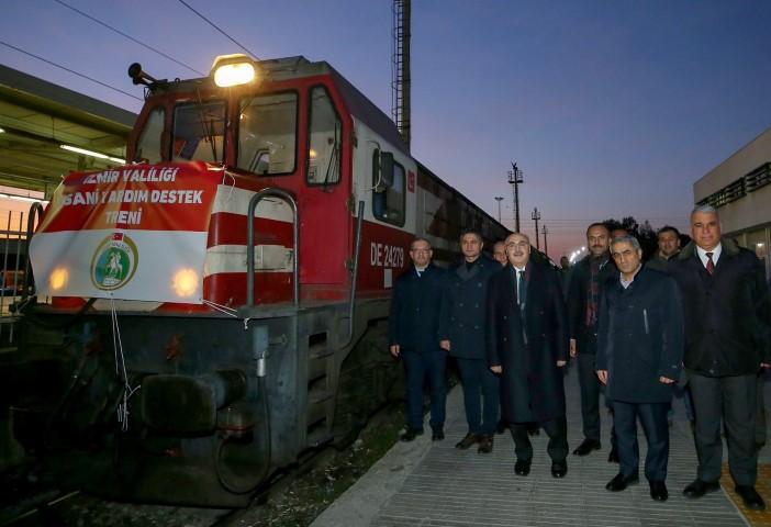 Kahramanmaraş merkezli depremlerden etkilenenler için İzmir'de toplanan yardım malzemelerini taşıyan 18 vagonlu tren yola çıktı. İzmir Valisi Yavuz Selim Köşger, Aliağa'daki Biçerova Tren Garı'ndan treni uğurladı. ( İzmir Valiliği - Anadolu Ajansı )