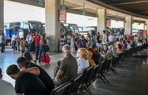 İzmir'de, Kurban Bayramı tatilini şehir dışında geçirmek isteyenler, otogarda yoğunluk oluşturdu. Bayram tatilinin 9 güne çıkarılmasının ardından memleketleri veya tatil bölgelerine seyahat edecek vatandaşlar, İzmir Şehirlerarası Otobüs Terminali'nde hareketliliğe neden oldu. ( Mehmet Emin Mengüarslan - Anadolu Ajansı )