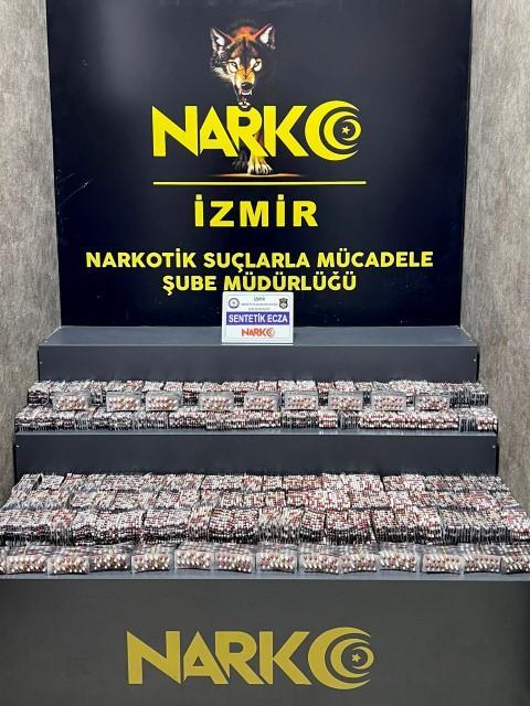 İzmir'de Şehirlerarası Otobüs Terminali'nde gerçekleştirilen uyuşturucu operasyonunda 24 bin 700 sentetik ecza ele geçirildi, gözaltına alınan şüpheli tutuklandı. ( İzmir İl Emniyet Müdürlüğü - Anadolu Ajansı )