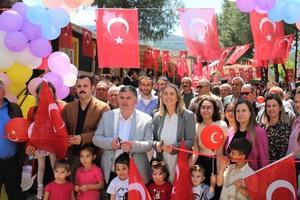 AK Parti İzmir Milletvekili Ceyda Bölünmez Çankırı (ortada), Kınık Belediyesi bünyesinde hizmet veren aile yaşam merkezinin yeni binasının açılış törenine katıldı. Açılış töreninde Çankırı'nın yanı sıra Kınık Kaymakamı Abdurrahman Çelebi, Kınık Belediye Başkanı Sadık Doğruer (sol 3), Cumhuriyet Başsavcısı Kamil Ersoy, meclis üyeleri, öğretmenler, öğrenciler ve veliler yer aldı. ( Kınık Belediyesi - Anadolu Ajansı )