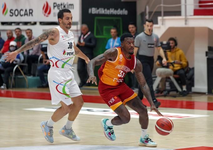 Türkiye Sigorta Basketbol Süper Ligi 3. haftasında Aliağa Petkimspor ile Galatasaray Nef ENKA Spor Salonu'nda karşılaştı. Galatasaray Nef'ten Dylan Jonathan Howell Ennis Mcintyre (31) bir pozisyonda rakibi Dorukhan Engindeniz (30) ile mücadele etti. ( Mahmut Serdar Alakuş - Anadolu Ajansı )