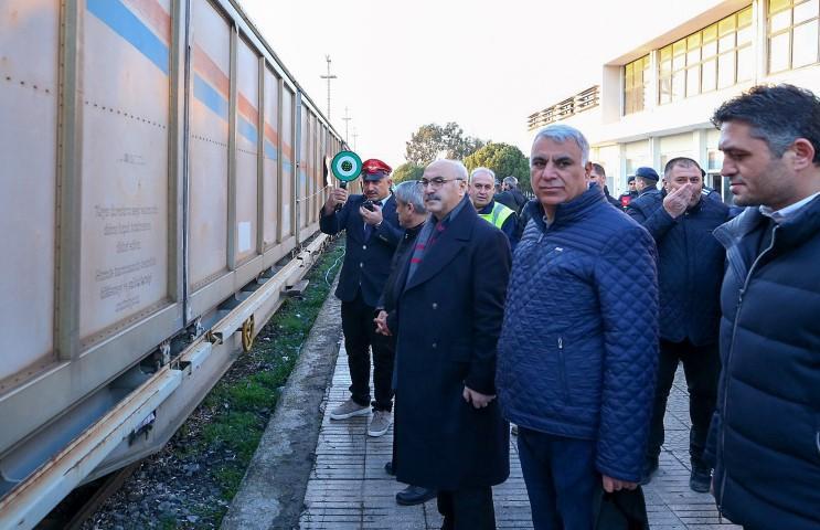 İzmir'den, Kahramanmaraş merkezli depremlerden etkilenen 10 kente trenle insani yardım malzemesi gönderildi. Yardımların uğurlanmasına Vali Yavuz Selim Köşger de katıldı. ( İzmir Valiliği - Anadolu Ajansı )