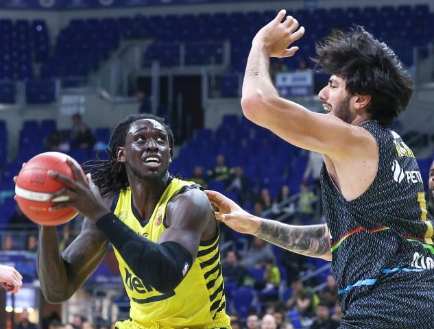 Türkiye Sigorta Basketbol Süper Ligi'nin 28. haftasında ertelenen maçta Fenerbahçe Beko ile Aliağa Petkimspor, Ülker Spor ve Etkinlik Salonu'nda karşılaştı. Fenerbahçe Beko oyuncusu Johnathan Motley (0), Aliağa Petkimspor oyuncusu Ege Arar (1) ile mücadele etti. ( Esra Bilgin - Anadolu Ajansı )